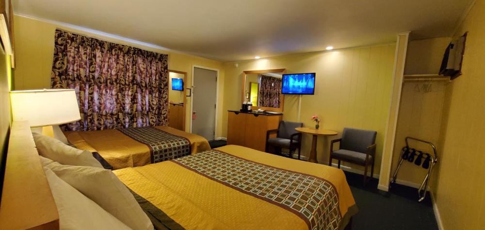 Queen Room with Two Queen Beds interior